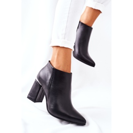 Botas de cuero en un poste raglán negro 1 Botas de cuero en un poste raglán negro 1