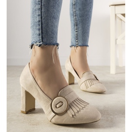 Zapatos beige sobre un pilar con hebilla Promise 1