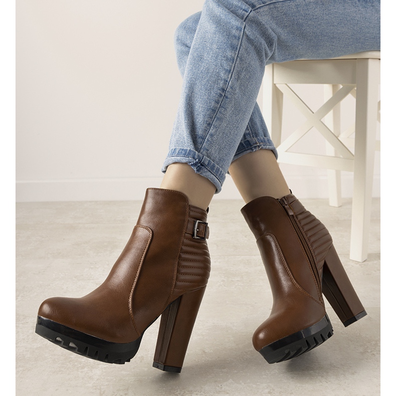 Botas de camello en un poste alto de Mango marrón 1