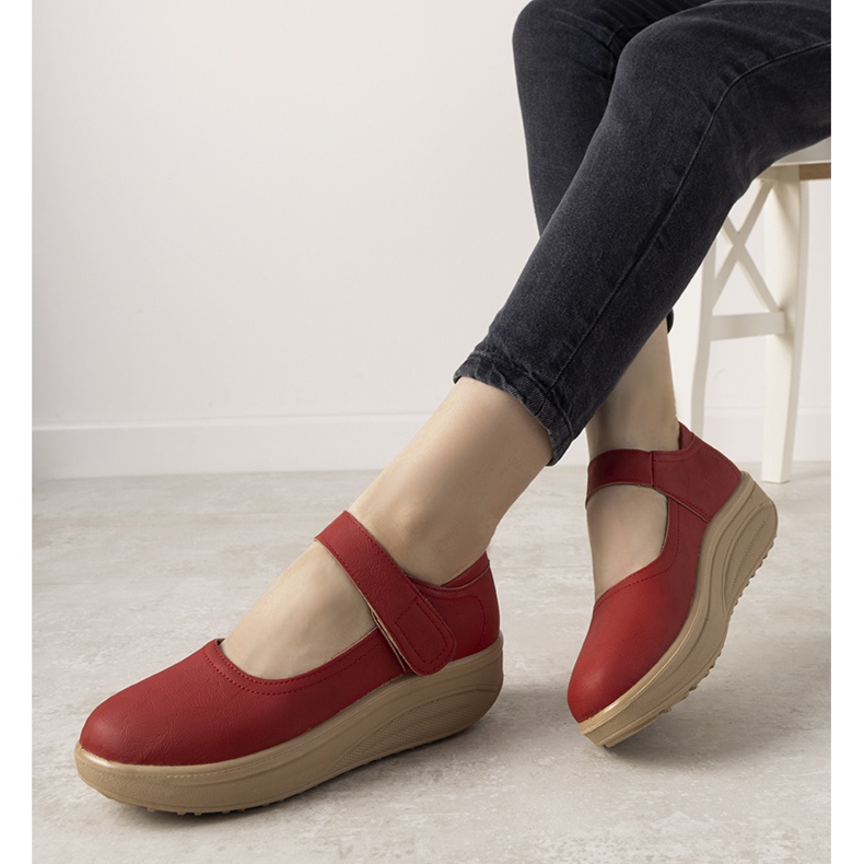 Zapatos rojos sobre suela gruesa Lumen 1