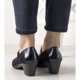 Zapatos de tacón negros sobre un pilar con puntera de postre barnizada 1 Zapatos de tacón negros sobre un pilar con puntera de postre barnizada 1