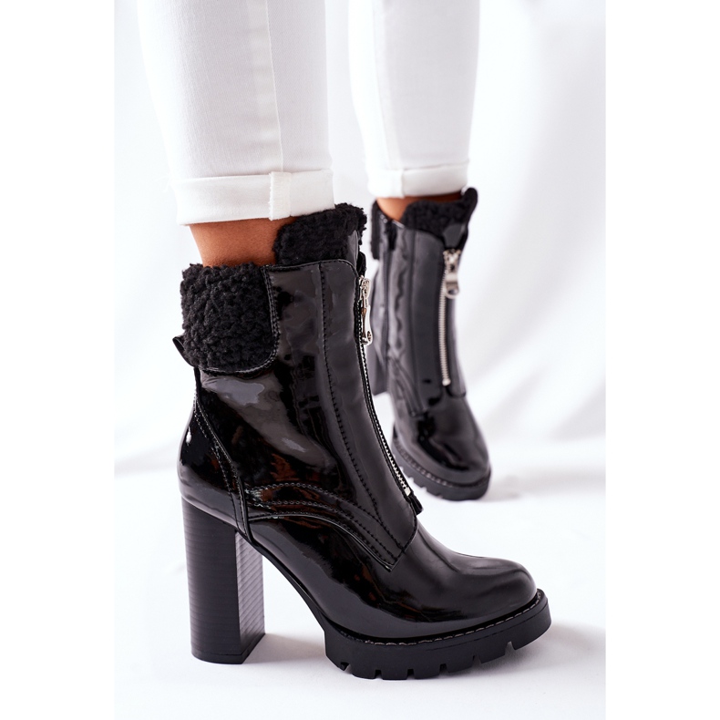 Botas negras lacadas en un poste Arleston negro 1