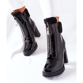 Botas negras lacadas en un poste Arleston negro 2