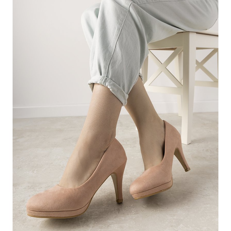 Bombas rosas en un tacón de aguja Marino rosado 1