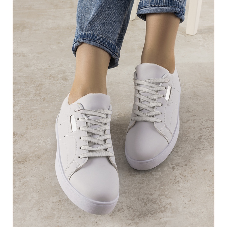 Zapatillas blancas y plateadas de Boomshom blanco 1