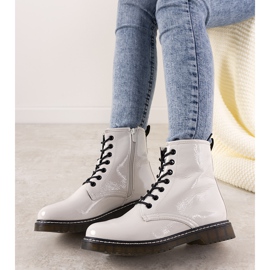 Botas de mujer Peve lacadas en blanco 2