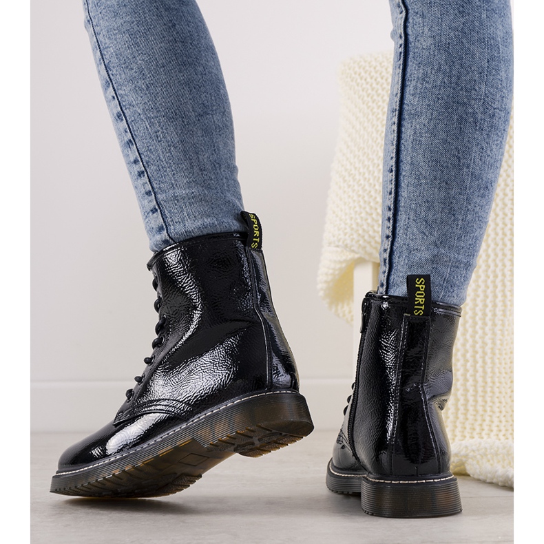 Botas Peve de mujer lacadas en negro 1