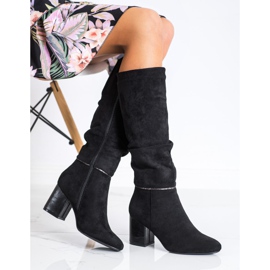 M.Daszyński Botas elegantes en un poste negro 1 M.Daszyński Botas elegantes en un poste negro 1