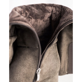 M.Daszyński Botas elegantes en un poste gris 1 M.Daszyński Botas elegantes en un poste gris 1