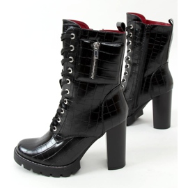 Botas en el poste negro M530 Black Stone 1 Botas en el poste negro M530 Black Stone 1