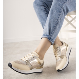 Zapatillas beis con estampado de piel de serpiente de Frances beige dorado 1