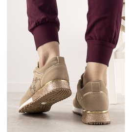 Deportivas beige con accesorios Moves dorados 1