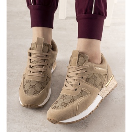 Deportivas beige con accesorios Moves dorados 2