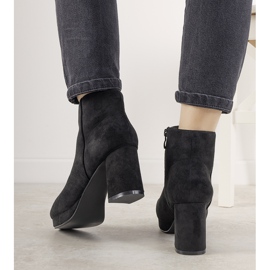 Botines de ante negro en el poste de Mahoganis 6