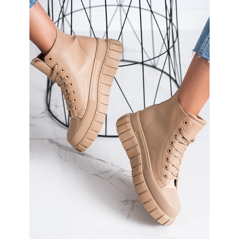 SHELOVET Zapatillas con cuero ecológico en la plataforma beige 1