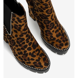 Botas marrones en el poste con el patrón de leopardo Leo marrón 1