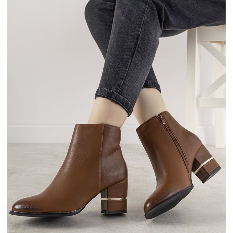 Botas clásicas marrones en el poste Arteaga marrón 1