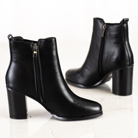 Renda Botas negras clásicas en un poste negro 3
