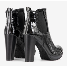 Botines negros clásicos en la publicación Moment 1