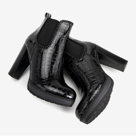 Botines negros clásicos en la publicación Moment 2