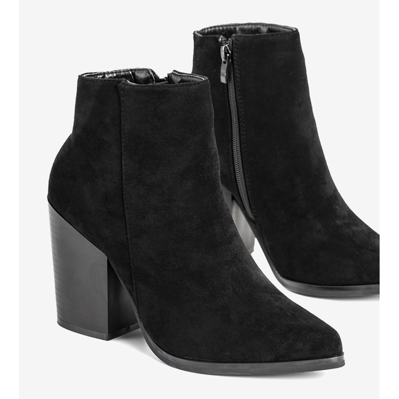 Botines negros en el puesto de Milady 1