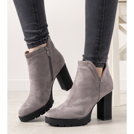 Botas grises en el poste Bushido 1 Botas grises en el poste Bushido 1