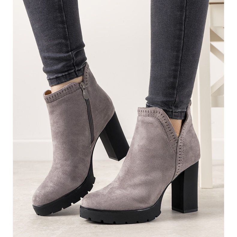 Botas grises en el poste Bushido 1 Botas grises en el poste Bushido 1