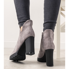 Botas grises en el poste Bushido 2 Botas grises en el poste Bushido 2