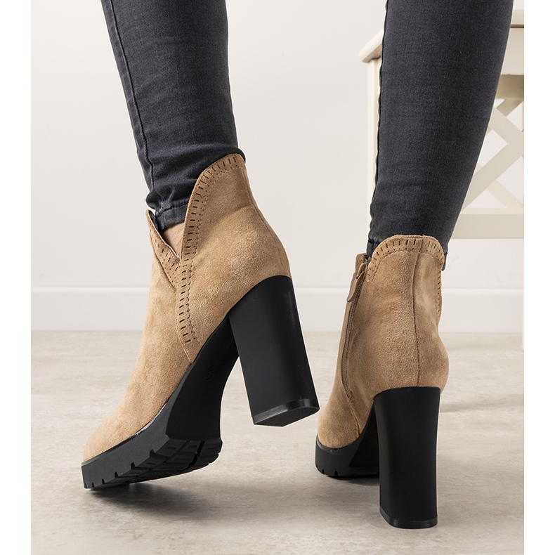 Botas beige en el poste Bushido 2