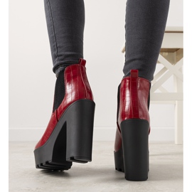 Botines rojos en el poste de Zellola 2