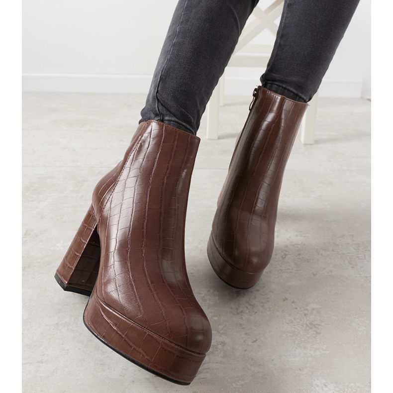 Botas marrones en el puesto de Usinaya marrón 1