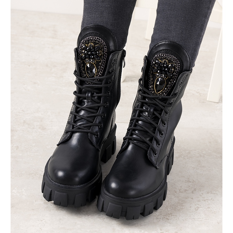 Tramperos negros con lengua romana decorativa 1 Tramperos negros con lengua romana decorativa 1