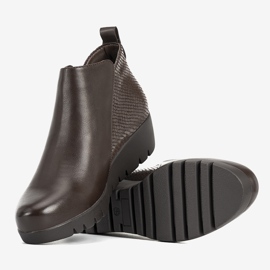 Botas marrones sobre una delicada cuña Enrica marrón 1 Botas marrones sobre una delicada cuña Enrica marrón 1