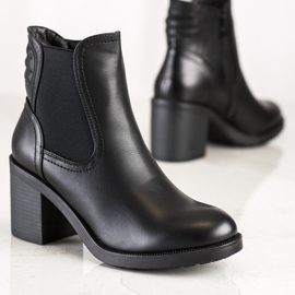 Lovery Botas clásicas en un poste negro 1