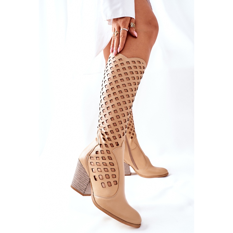 PA2 Botas de mujer beige con patrón calado Verben 1