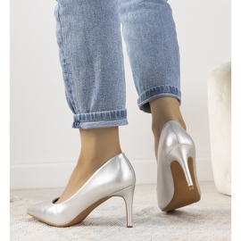 Zapatos de salón plateados clásicos con tacón de aguja Isla plata 1