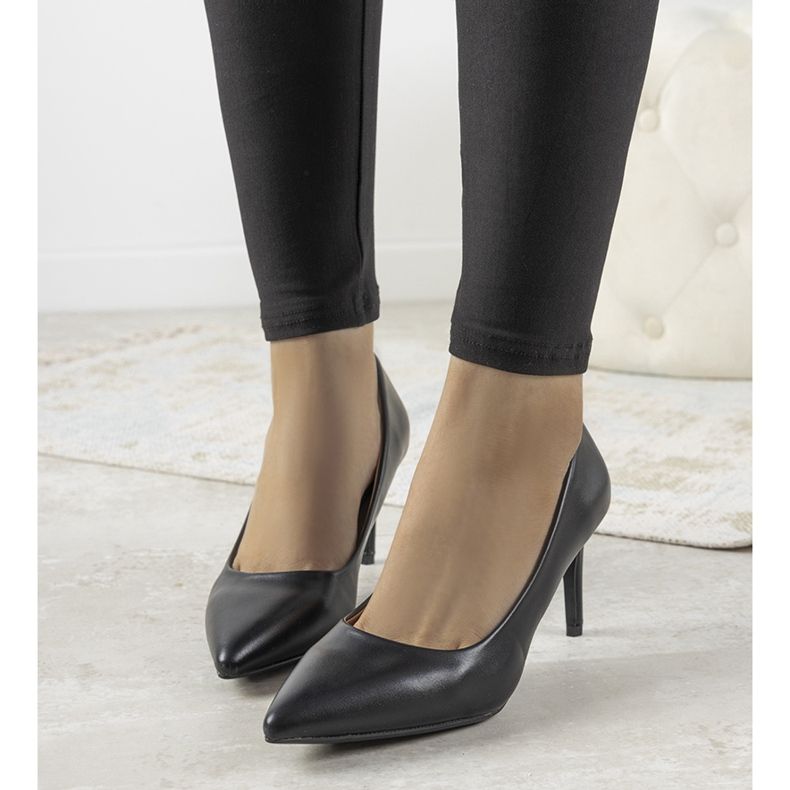 Zapatos de salón negros clásicos con tacón de aguja Isla 1