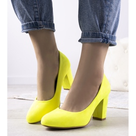 Bombas de color amarillo neón en el poste de Tahlia 1