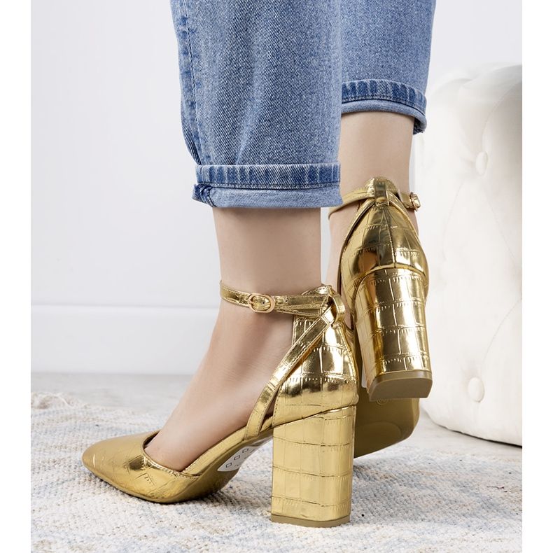 Bombas de oro en el pilar Davies dorado 1 Bombas de oro en el pilar Davies dorado 1