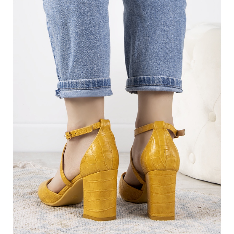 Bombas amarillas en el poste de Strutt amarillo 1