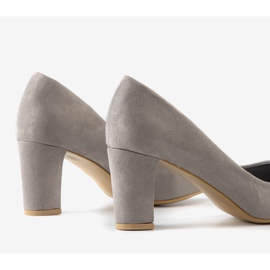 Bombas clásicas grises en el poste de Barrington 1