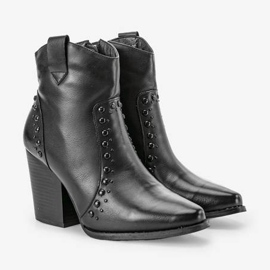 Botines negros en el poste de Mero 1