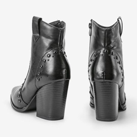 Botines negros en el poste de Mero 3