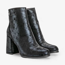 Botines negros en el poste Zodiac 1