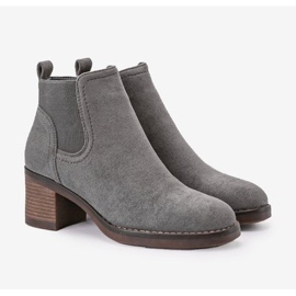 Botas grises en el poste de Hanah 4