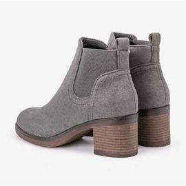 Botas grises en el poste de Hanah 5