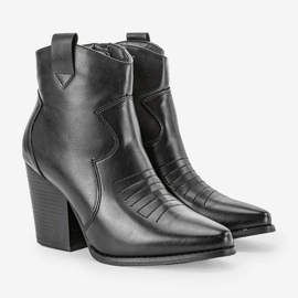 Botas negras en el poste Forte negro 1 Botas negras en el poste Forte negro 1