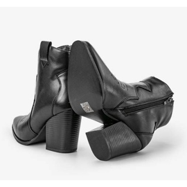 Botas negras en el poste Forte negro 2