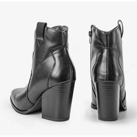 Botas negras en el poste Forte negro 3