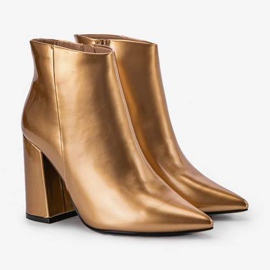 Botines dorados en el poste Stomp 4